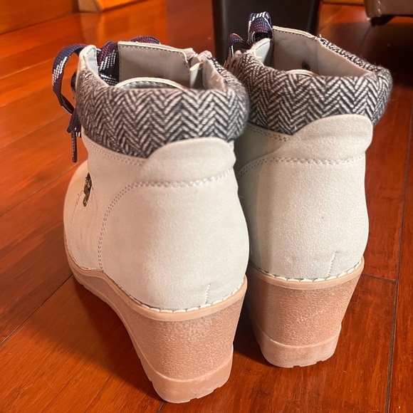 Maurice’s Size 10 NWT Women’s Light Grey Microsuede Booties / New Boots/ Wedges - Picture 3 of 8